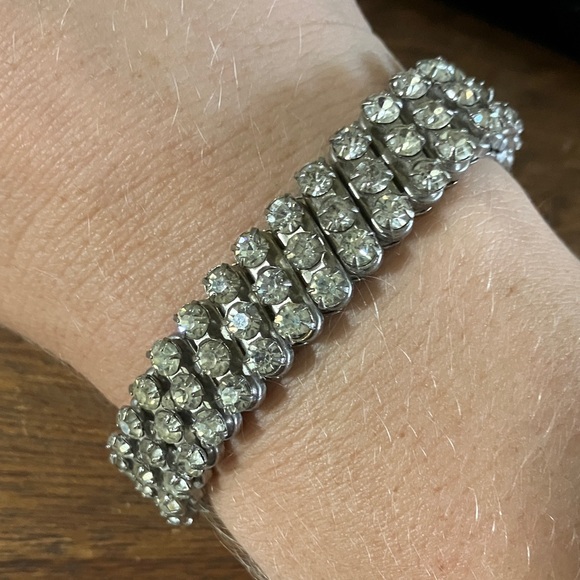 None Jewelry - Sparkling‎ Silver Rhinestone Stretch Bracelet